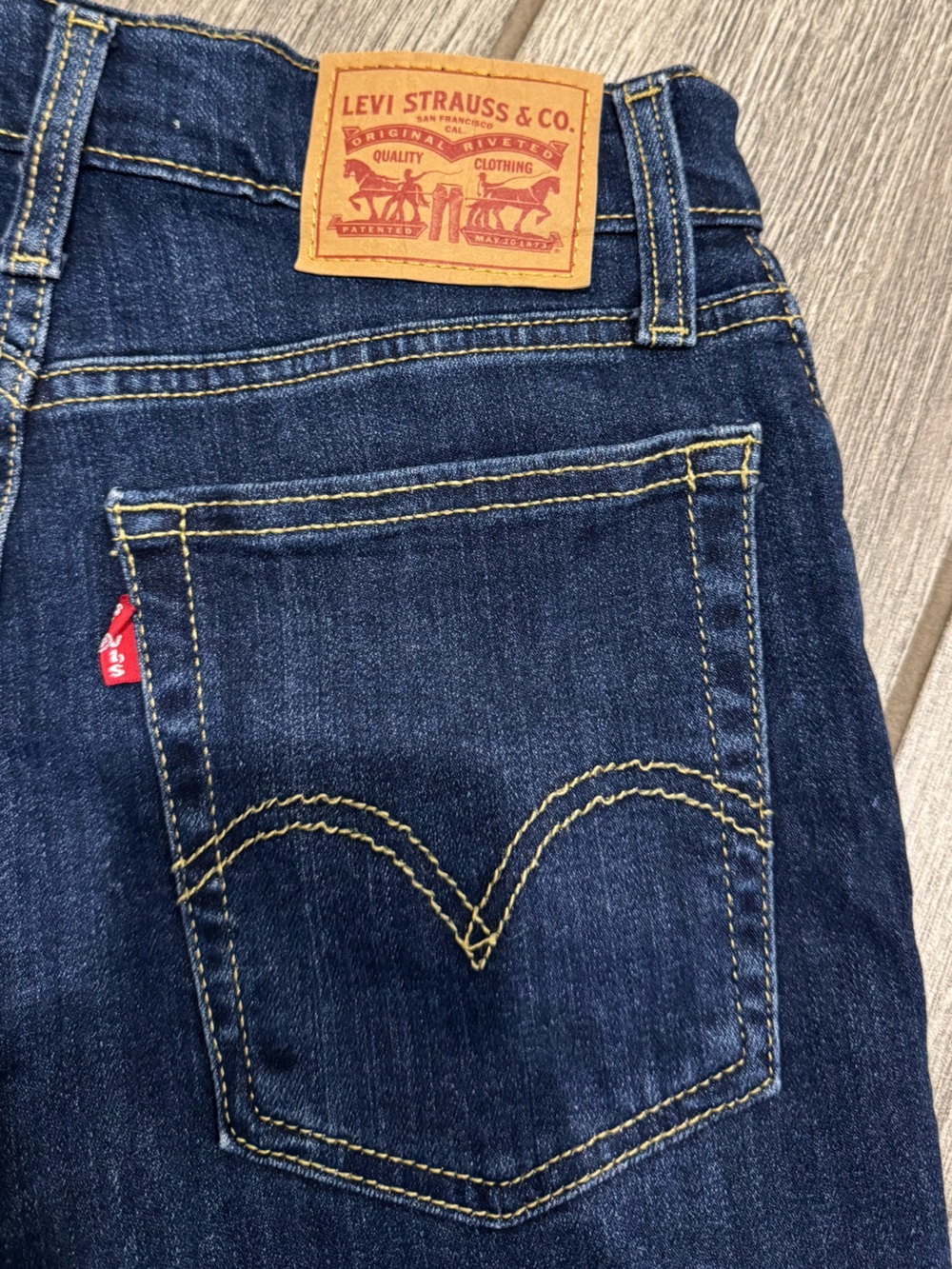 Levi’s High Rise Shorts - Picture 3 of 5